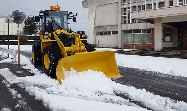 県道、金沢、白山市　市道の除雪作業